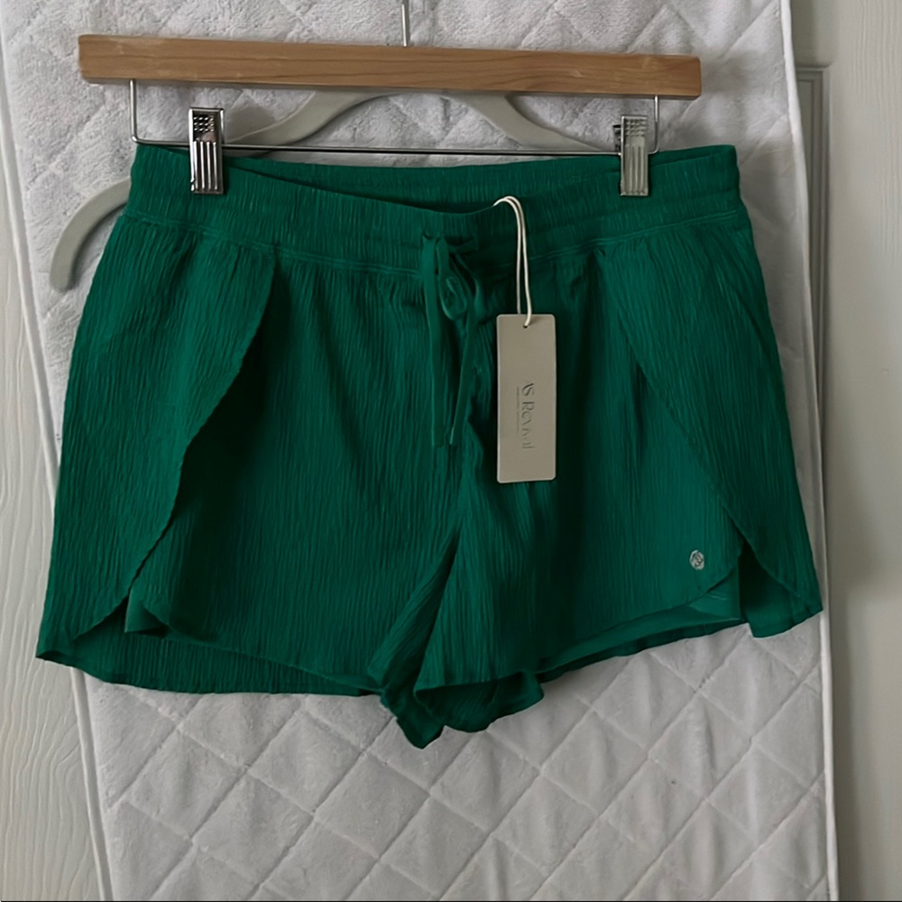 NWT Altard State Revivial women’s Green Ruffle Hem Shorts